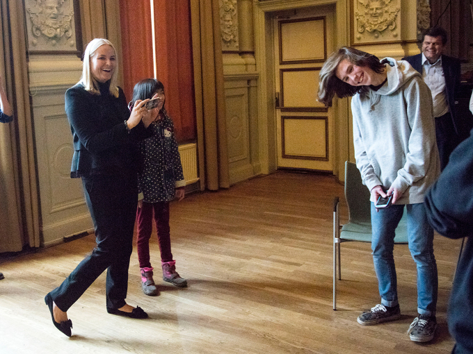 Kronprinsessen fikk prøve seg som filmskaper på mobilen. Foto: Geir Olsen / NTB scanpix